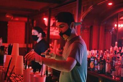 Сотрудники баров и клубов в России массово лишились работы