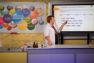 Спирт от кашля и сода от рака: школьный учебник по химии попал в скандал, родители учеников в ужасе