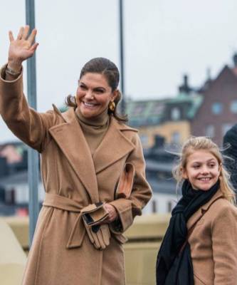 Двойной выход: шведская принцесса Виктория и ее дочь в одинаковых пальто
