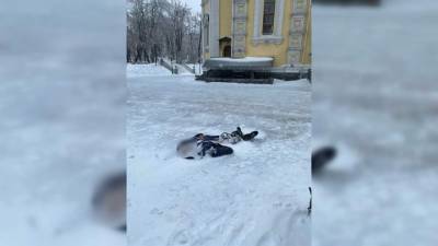 Вмерзшего в лед мужчину нашли в центре Владивостока