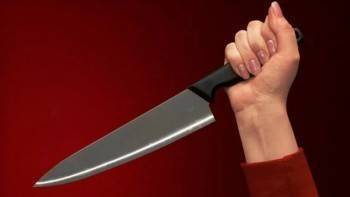 Череповчанка ударила мужчину ножом в спину, чтобы «причинить ему боль»