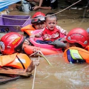 Тысячи жителей Индонезии остались без жилья из-за паводков