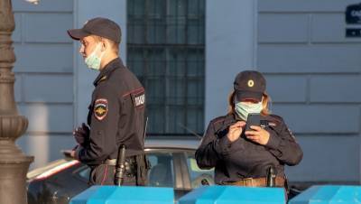 В Петербурге трое иностранцев разгромили остановку и избили водителя автобуса