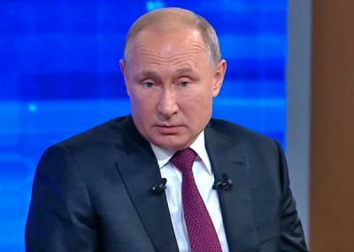 Песков прокомментировал инцидент с чиновником, порвавшим портрет Путина
