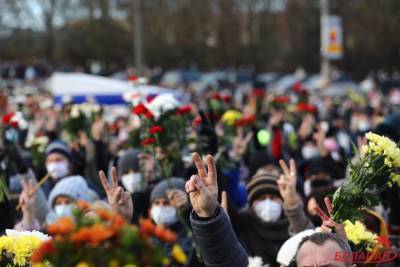 Тысячи людей пришли проститься с Романом Бондаренко