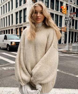 Очень большой свитер + легинсы: уютный и теплый образ Эльзы Хоск для поздней осени