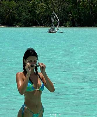 Русалка на лазурном берегу: Кендалл Дженнер в бикини цвета океана