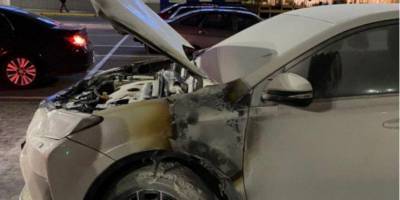 В Одессе на парковке гипермаркета подожгли авто известного адвоката — видео
