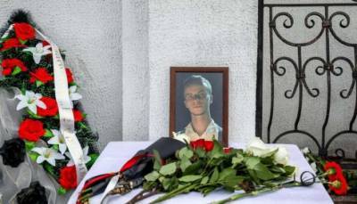 На похороны Романа Бондаренко в Минске пришли тысячи людей (ФОТО, ВИДЕО)