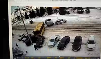 В Голышманово автобус влетел в стоящие на стоянке автомобили
