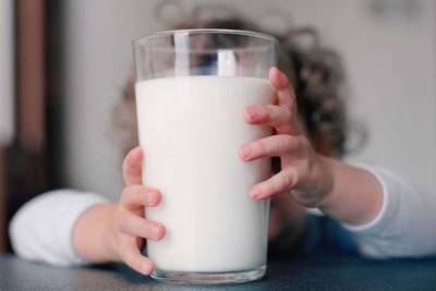 Медики рассказали, кому употреблять молоко опасно для здоровья