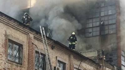 Крупный пожар произошёл на заводе ЗЭТО в Великих Луках