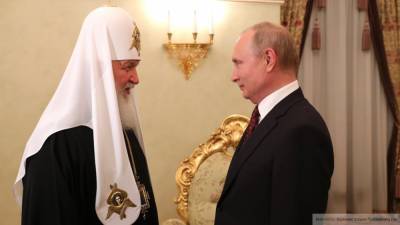 Путин подарил на день рождения патриарху Кириллу букет белых роз