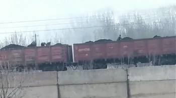 Несколько узбекистанцев пытались украсть уголь из движущегося поезда