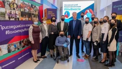 «Надчеловек», ему все можно …» Москвичи раскритиковали мэра Собянина за отсутствие маски и перчаток на встрече с волонтерами и инвалидами