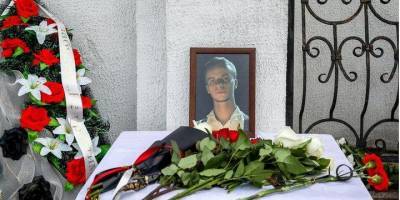 «Ты герой!». В Минске тысячи человек попрощались с погибшим активистом Романом Бондаренко — фото, видео