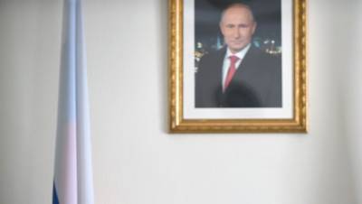 Песков отреагировал на скандал с портретом Путина в Петербурге