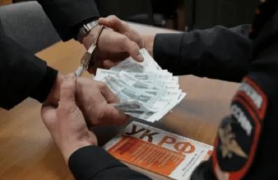 В Смоленске мужчина пытался дать взятку борцу с коррупцией
