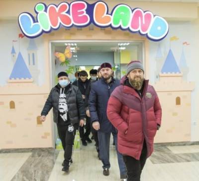 В детском центре в Чечне все-таки заменили фото героев Marvel на национальных героев Чечни