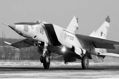 «Самый пьяный самолёт»: почему советские лётчики так называли МиГ-25