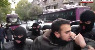 В Ереване противники Пашиняна перекрыли два проспекта: задержаны десятки митингующих