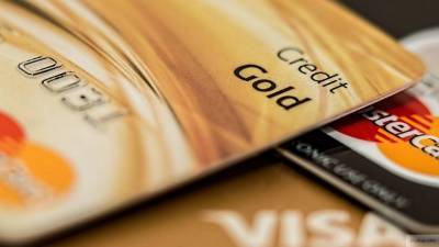 Выдача кредитных карт банками сократилась более чем на четверть в октябре