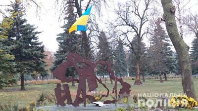 В Белой Церкви пьяный сорвал флаг Украины с памятника Небесной Сотне