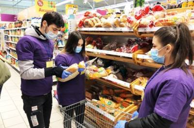Волонтеры продолжают помогать липчанам старшего возраста с доставкой продуктов и медикаментов