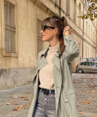 С чем носить серые джинсы этой осенью: идея образа от француженки Жюли Феррери