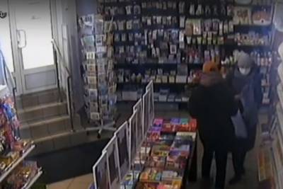 Воровка телефонов «засветилась» в книжном магазине на улице Пестеля