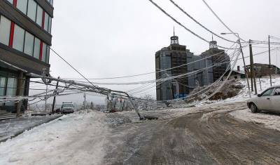 Во Владивостоке под ледяным дождем погиб человек