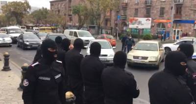 Полиция эвакуирует машины противников Пашиняна, перекрывших улицы в Ереване – видео