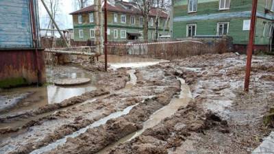 Жители левобережных «деревяшек» вязнут в грязи из-за халатности подрядчика