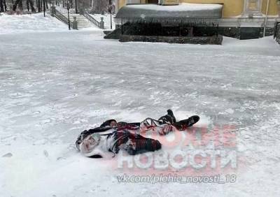 В центре Владивостока мужчина вмерз в лед у входа в храм