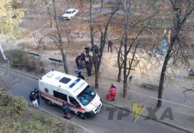 На детской площадке в Харькове произошел взрыв, мужчине оторвало часть руки (фото)