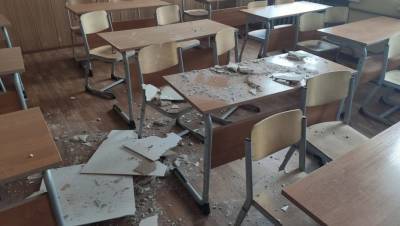 В школе Архангельска во время урока на учеников обрушился потолок