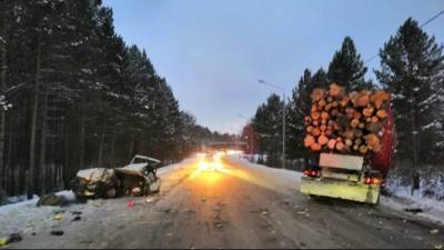 В ДТП с лесовозом в Томской области погиб человек