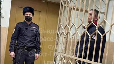 Безмасочника, который зарезал пассажира маршрутки в Петербурге, заключили под стражу