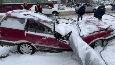 Во власти снега и льда: очевидцы сняли последствия циклона во Владивостоке