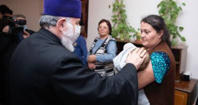 Католикос Гарегин Второй встретился с жителями Карабаха находящимися в Армении