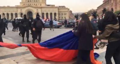 Активистов в Ереване разогнали, когда они пытались развернуть флаг. Видео