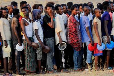 Беженцев призвали вернуться в охваченную войной африканскую страну