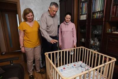 Правительство Ленобласти подарило квартиру семье с тройняшками из Тосно