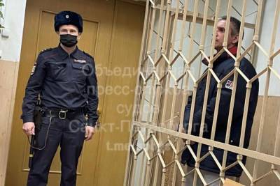 Петербургский суд арестовал обвиняемого в убийстве мужчины из-за просьбы надеть маску