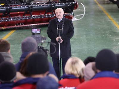 Лукашенко: Я не хожу под бело-красно-белыми флагами, и открыто говорю, что это фашистская символика