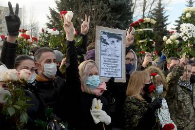 В Минске тысячи людей пришли проститься с погибшим оппозиционером Романом Бондаренко