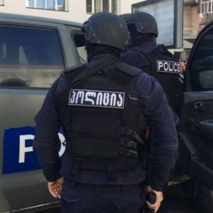 Вооруженный мужчина в Тбилиси взял в заложники 10 человек