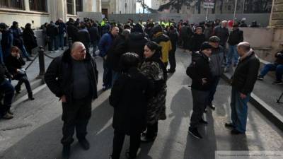 В Тбилиси вооруженный взял в заложники несколько человек