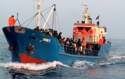 Возле берегов Британии выявили судно с нелегалами