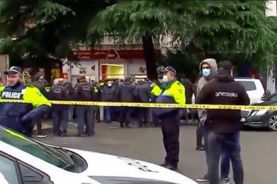 В Тбилиси человек с оружием ворвался в офис компании и захватил заложников: видео и подробности